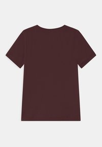 Camiseta de manga corta burdeos con escote redondo, hecha de una tela suave, con un diseño liso y dobladillo limpio y recto.