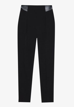 Pantaloni negri made-to-measure cu un design elegant, pliuri în față și accente lucioase din piele neagră la talie. Textură de stofă netedă.