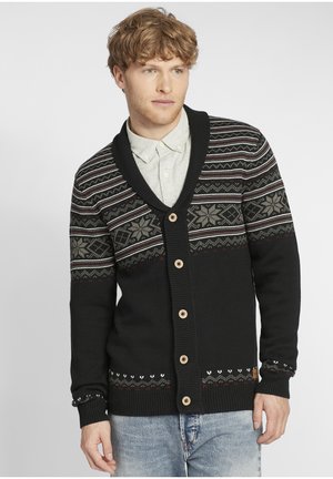 Svart strikket cardigan med sjalkrave, treknapper, intrikat grå og rød mønster på bærestykket, samt ribbede mansjetter og kant.