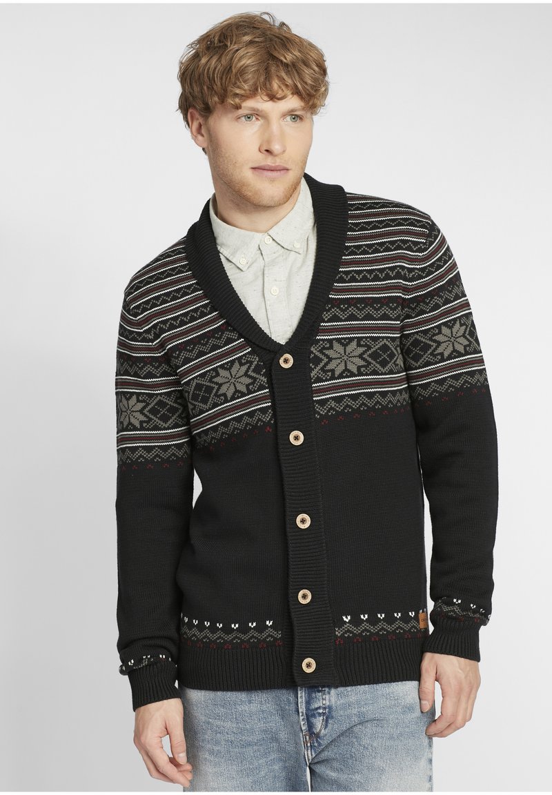 Svart strikket cardigan med sjalkrave, treknapper, intrikat grå og rød mønster på bærestykket, samt ribbede mansjetter og kant.