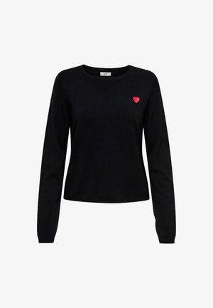 Melnā, garā piedurkņu džemperis ar apaļu kaklu un mazu sarkanu sirdi izšūtu kreisajā krūtīs.