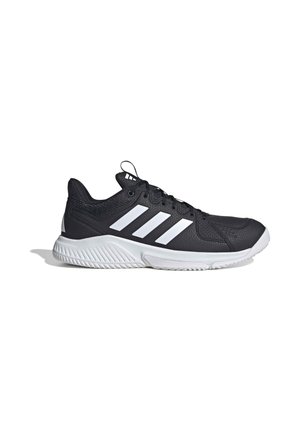 Chaussures de sport noires avec un design à trois bandes blanches, tige en mesh, semelle amortie et détails texturés sur le côté et la languette.