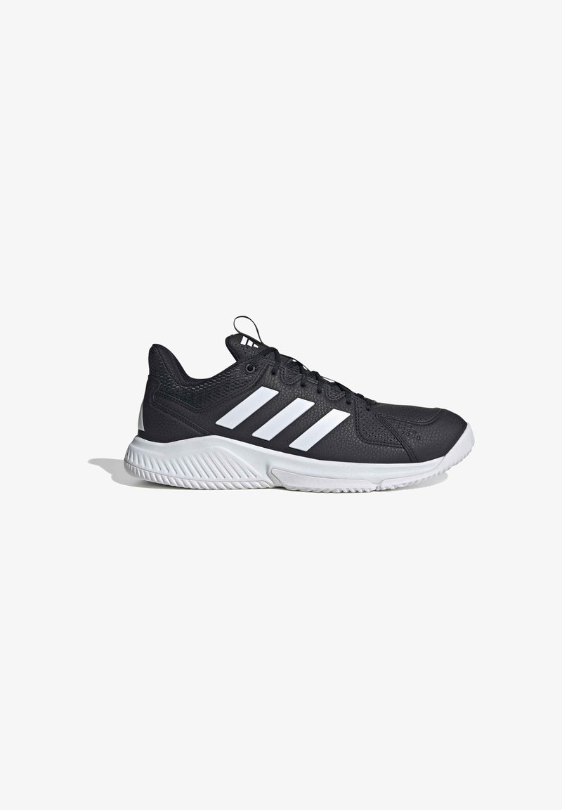 Chaussures de sport noires avec un design à trois bandes blanches, tige en mesh, semelle amortie et détails texturés sur le côté et la languette.