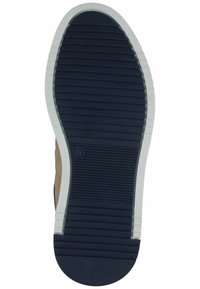 Schuhsohle mit einer strukturierten blauen Gummibasis, die horizontale Rillen aufweist, einen weißen Außenrand hat und eine Größenmarkierung im Inneren zeigt.