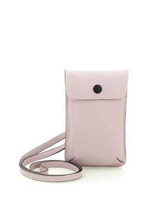 Piccola borsa a tracolla in pelle rosa chiaro testurizzata con patta e chiusura a bottone automatico nero, tracolla sottile staccabile arrotolata accanto alla borsa.