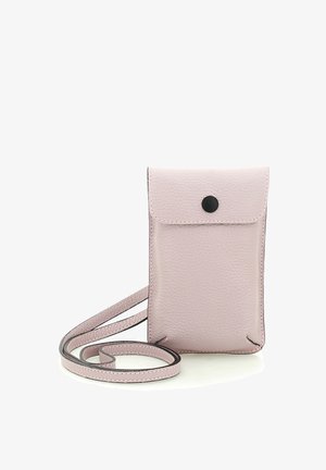 Piccola borsa a tracolla in pelle rosa chiaro testurizzata con patta e chiusura a bottone automatico nero, tracolla sottile staccabile arrotolata accanto alla borsa.