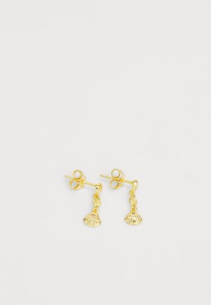 Pendientes en forma de concha dorada con una superficie texturizada, que cuentan con pequeños acentos redondos y cierre de tipo botón para un uso seguro.