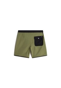 Olijfgroene zwembroek met een zwarte tailleband en achterzak. Kenmerken zijn onder andere een vlakke voorkant en zichtbare stiksels langs de randen.