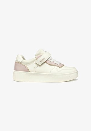 Sneaker bianco in pelle con un accento in pelle rosa e una cinghia in velcro. Presenta una suola bianca testurizzata. Dettagli cuciti in tutto il modello.