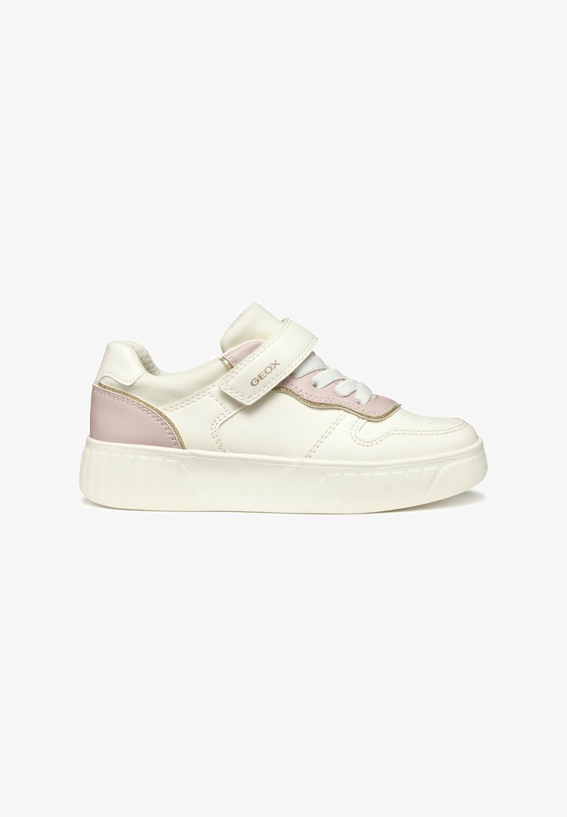 Baskets en cuir blanc avec un accent en cuir rose et une sangle Velcro. Dotées d'une semelle blanche texturée. Détails cousus sur l'ensemble.
