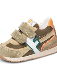 Scarpa sportiva color sabbia e verde oliva con doppie cinghie a strappo in velcro, dettagli bianchi e verdi, suède testurizzato e tessuto, suola in gomma con battistrada geometrico.