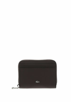 Cartera negra con cremallera alrededor, superficie texturizada, logo plateado de cocodrilo y ranuras externas para tarjetas.