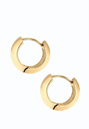 Goldene Creolen mit einem geschwungenen Design und einer leichten Öffnung. Reflexive Oberfläche, polierte Oberflächenbearbeitung, subtile Nutzung von negativem Raum.