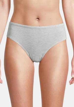 Donna che indossa slip in cotone grigio chiaro, che mostra vita, fianchi e parte superiore delle cosce su sfondo neutro.