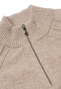 Beżowy sweter na zamek błyskawiczny z prążkowanym kołnierzem i teksturowanym materiałem, z metalowym zamkiem. Prosty i funkcjonalny design.