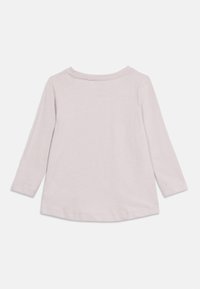 Ροζ ανοιχτό ροζ μπλουζάκι με μακριά μανίκια για νήπιο, με στρογγυλή λαιμόκοψη, απλωμένο επίπεδα με την πίσω πλευρά προς τα πάνω, σε λευκό φόντο.