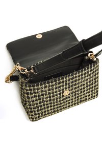 Schwarze und goldene Tweed-Crossbody-Tasche mit einem goldenen Druckverschluss, schwarzem Lederausbau und goldenen Hardware-Details. Mit einer Kettenriemen ausgestattet.
