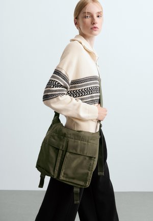 OYSHO, CROSSBODY BAG WITH POCKETS - Sac bandoulière - khaki