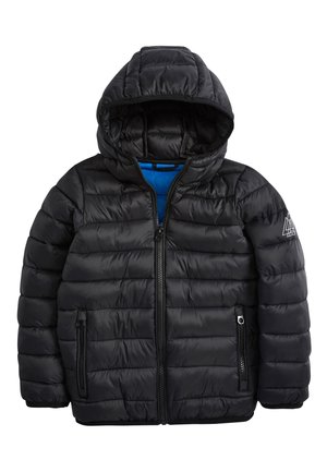 Veste noire matelassée à capuche avec fermeture éclair frontale, deux poches zippées et doublure intérieure bleue, avec un logo géométrique blanc sur la manche gauche.