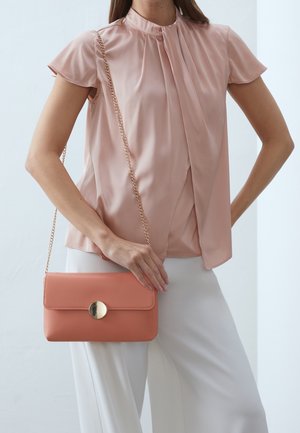 Anna Field, Pochette - apricot