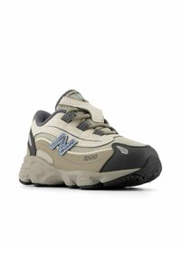 Sneaker beige e grigie realizzate in mesh e gomma, con punta arrotondata, suola spessa, dettagli blu e logo "1000" sul lato.