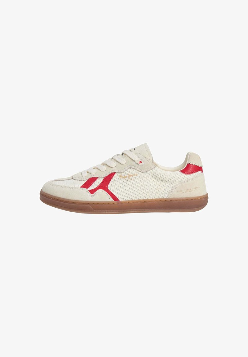 Χαμηλό sneaker με λευκό δίχτυ και επάνω μέρος από σουέντ, κόκκινες λεπτομέρειες και καφέ λαστιχένια σόλα, σε λευκό φόντο από πλάγια όψη.