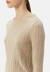 GOBI Cashmere MIT R-AUSSCHNITT - Stickad tröja - beige