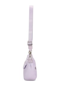 Lila crossbody-väskan med en strukturerad yta, prydd med ett silverfärgat hårdvaruklipp och ett brett, justerbart rem. Rundad form med samlade detaljer.