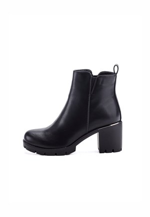 Schwarze Leder-Ankle-Boots mit runder Zehenform, seitlichem Reißverschluss und einem robusten Blockabsatz. Mit strukturiertem Sohlen für Traktion und einer Zuglasche.