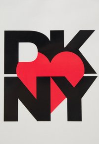Crno i crveno grafičko oblikovanje s oznakama "R", "K", "N" i "Y" uz oblik crvenog srca, postavljeno na bijeloj pozadini.
