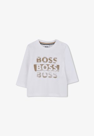 Fehér, hosszú ujjú, pamut ing, elől és a vállon egy kopott arany és fekete "BOSS" nyomattal, valamint patentos gombokkal.
