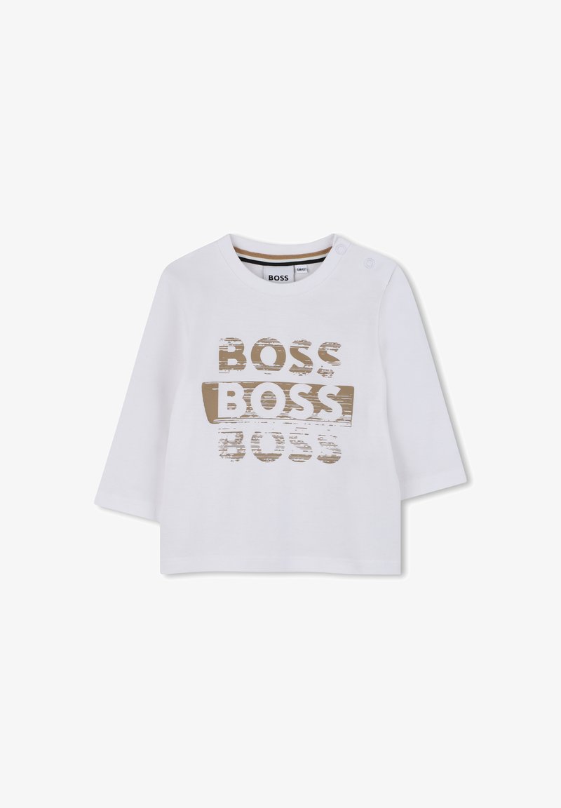 Camisa de manga longa branca feita de algodão, com uma impressão desgastada em dourado e preto "BOSS" na frente e botões de pressão no ombro.