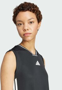 Svart basketballtrøye med hvite detaljer, uten ermer, laget av mesh-materiale, med v-hals og Adidas-logoen på brystet.