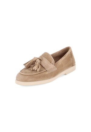 Jasnobrązowy zamszowy mokasyn z frędzlami z przodu i białą gumową podeszwą, ustawiony pod kątem, aby pokazać widok z boku i z góry.