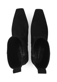 Zwarte suède enkellaarzen met een spits toelopende neus, ritssluiting aan de zijkant en een getextureerde afwerking.