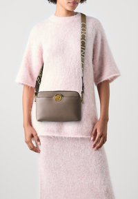 Coccinelle LIYA SIGNATURE - Taška s příčným popruhem - warm taupe