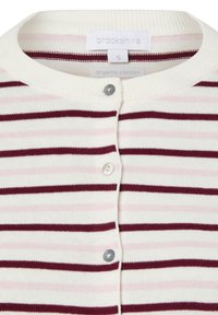 Witte cardigan met donkerrode en lichtroze horizontale strepen, voorzien van een geribbeld halslijn en vijf knopen van zilverkleurig metaal.