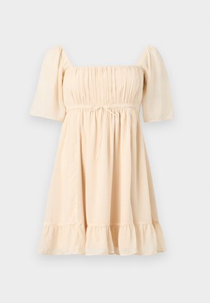 Robe courte beige avec manches bouffantes jusqu'au coude, encolure carrée, corsage froncé, taille à cordon de serrage et ourlet à volants.