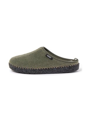 Zapatilla de fieltro verde única con suela gris oscuro y costuras beige sobre fondo blanco.