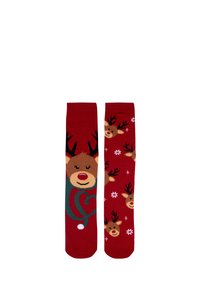 Calze rosse con un design di renna, complete di corna e un cuore su una calza, mentre l'altra presenta renne più piccole in ripetizione accompagnate da fiocchi di neve.