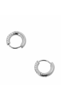 Orecchini a cerchio in argento con forma circolare liscia, arricchiti da strass trasparenti su un lato per un tocco di brillantezza e dettaglio in più.