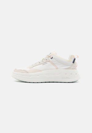 Sneakers bianchi con accenti rosa pastello, tomaia in tessuto, suola bianca chunky e dettaglio del logo sul lato. Sistema di lacci con linguetta sul tallone arretrato.