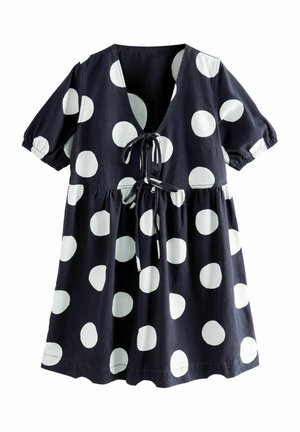 Abito navy con pois bianchi. Presenta un profondo scollo a V, maniche corte a sbuffo e vita con cordino. Realizzato in tessuto leggero.