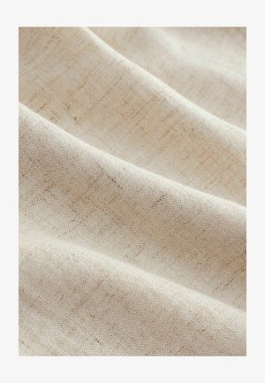 Helebeige kangas, millel on peene tekstuur ja kerged jooned, luues pehme, kudumist meenutava välimuse. See laskub sujuvalt pehmete voldidena.