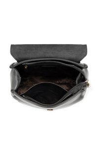 Sac à main en cuir noir avec un extérieur texturé, une fermeture à rabat et un intérieur lisse. Comprend une poche zippée et des accents en métal doré.