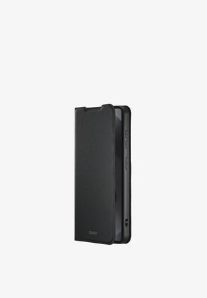 Schwarze strukturierte Flip-Cover-Hülle teilweise geöffnet an einem Smartphone, zeigt Seitentasten und Kopfhöreranschluss.