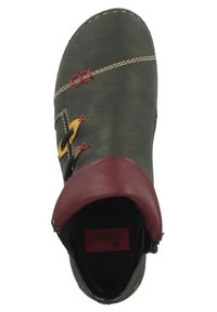 Bota de cuero gris hasta el tobillo con un puño burdeos. Presenta costuras decorativas, acentos amarillos y rojos, y una cremallera para el cierre.