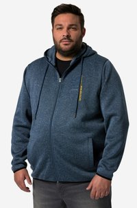Felpa con zip navy, dalla finitura testurizzata, con cappuccio regolabile e tasche frontali. Presenta un dettaglio con il logo sul lato sinistro del petto.