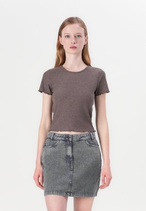 Haut marron côtelé à manches courtes avec un ourlet festonné associé à une mini-jupe en denim grise dotée de poches avant et d'une fermeture à bouton.