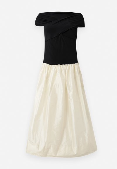 Černé šaty bez ramínek s přiléhavým vrškem a volnou krémovou sukní se sklady, vyrobené z hladkého materiálu s jemným leskem.